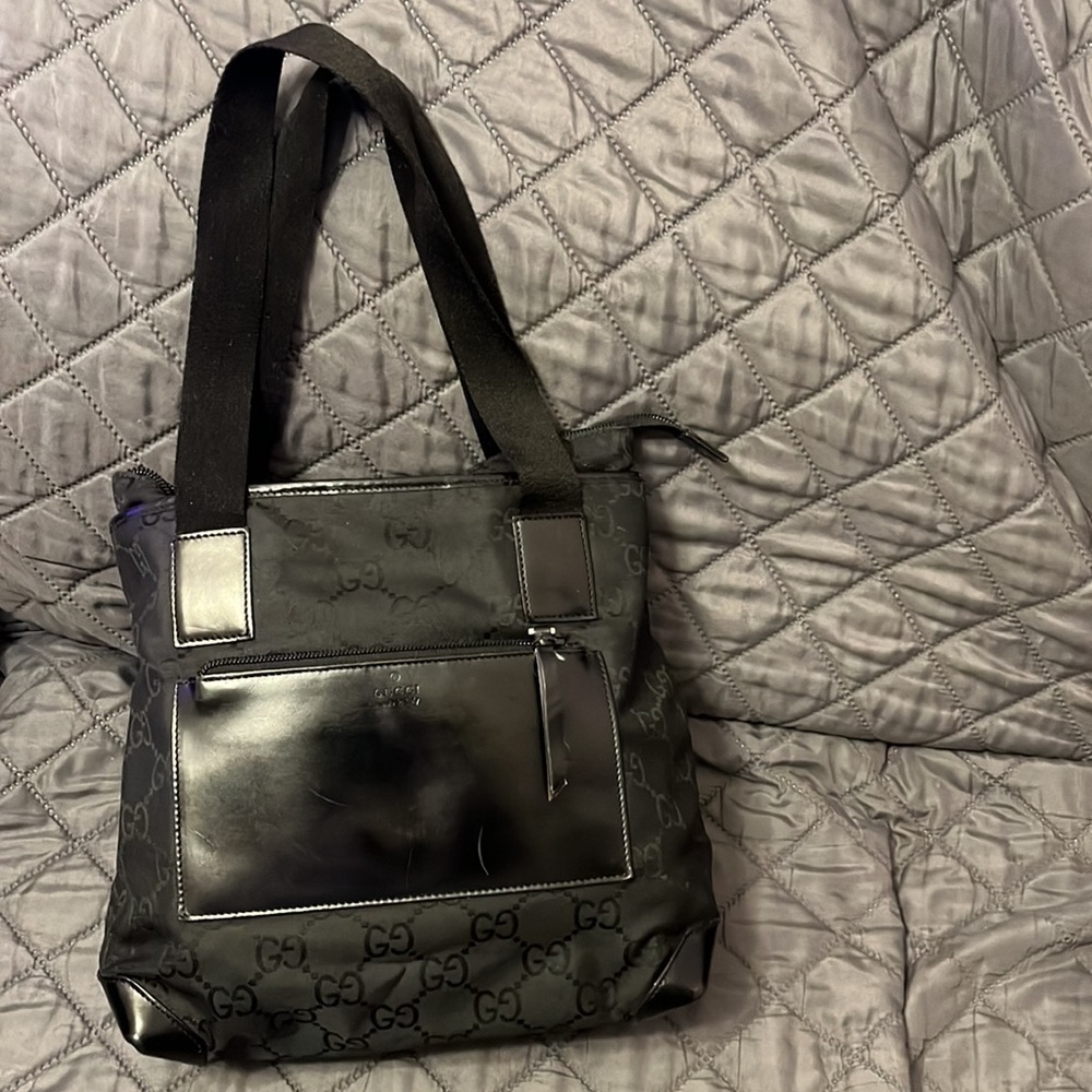 Black signature Gucci tote in Good used condition. Smoke free/pet free home